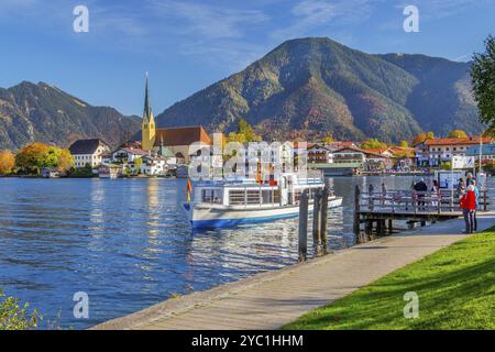 Excursion bateau à Malerwinkelblick avec front de mer du village, église paroissiale de Laurentius et Wallberg 1722m en automne, Rottach-Egern, Tegernsee Banque D'Images