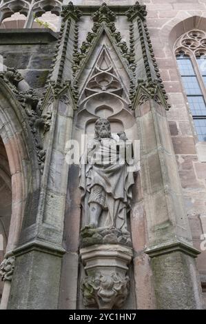 Sculpture à droite du portail d'entrée principal de l'église Saint-Nicolas et Saint-Ulrich, Kirchenberg 15, Nuremberg-Moegeldorf, moyenne Franconie, Bavari Banque D'Images