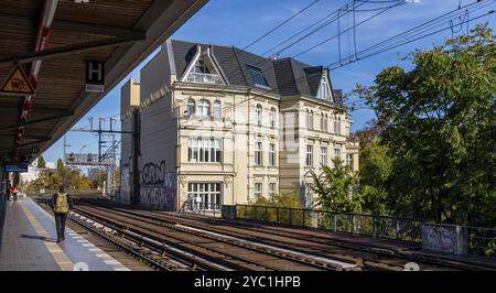 Station de S-Bahn Tiergarten avec trains locaux et longue distance, Berlin, Allemagne, Europe Banque D'Images