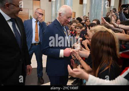 Le roi Charles III s'adresse aux écoliers lors de la cérémonie Bienvenue en Australie au Parlement australien à Canberra, marquant la première visite du roi en tant que souverain au Parlement australien, le deuxième jour de la visite royale en Australie et aux Samoa. Date de la photo : lundi 21 octobre 2024. Banque D'Images