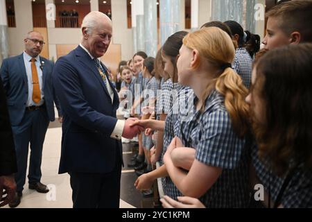 Le roi Charles III s'adresse aux écoliers lors de la cérémonie Bienvenue en Australie au Parlement australien à Canberra, marquant la première visite du roi en tant que souverain au Parlement australien, le deuxième jour de la visite royale en Australie et aux Samoa. Date de la photo : lundi 21 octobre 2024. Banque D'Images