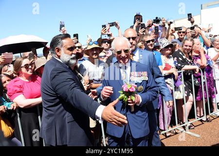 Le roi Charles III rencontre des membres du public lors d'une promenade devant le Parlement australien à Canberra, marquant la première visite du roi en tant que souverain au Parlement australien, le deuxième jour de la visite royale en Australie et aux Samoa. Date de la photo : lundi 21 octobre 2024. Banque D'Images