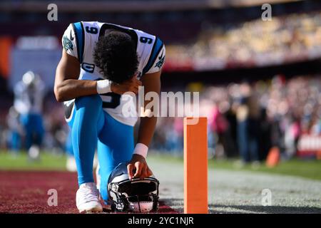 Landover, MD, États-Unis. 20 octobre 2024. Le quarterback des Carolina Panthers Bryce Young (9) s’agenouille avant le match de NFL entre les Carolina Panthers et les Washington Commanders à Landover, MD. Reggie Hildred/CSM/Alamy Live News Banque D'Images