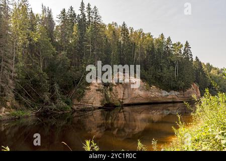 Beau paysage d'été avec rocher de grès sur la rive de la rivière, reflets d'eau, falaises Erglu, rivière Gauja, Lettonie, été Banque D'Images