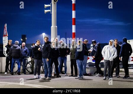 IJMUIDEN - adversaires à l'écluse de mer pour une action par extinction Rebellion entourant l'arrivée du navire de croisière MSC Virtuosa aux écluses d'IJmuiden pour procéder à Amsterdam. ANP RAMON VAN FLYMEN pays-bas OUT - belgique OUT Banque D'Images