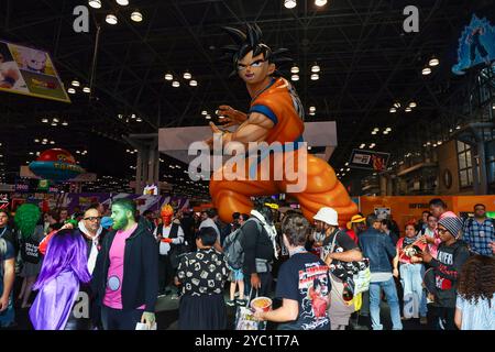 Le 20 octobre 2024, les gens regardent le New York Comic Con 2024 au Jacob Javits Center de New York, aux États-Unis. New York Comic Con est la plus grande convention de culture pop de la côte est et la seule qui a lieu dans la bande dessinée, l'édition, les médias et la capitale mondiale des licences - Gotham City. (Photo de Gordon Donovan) Banque D'Images