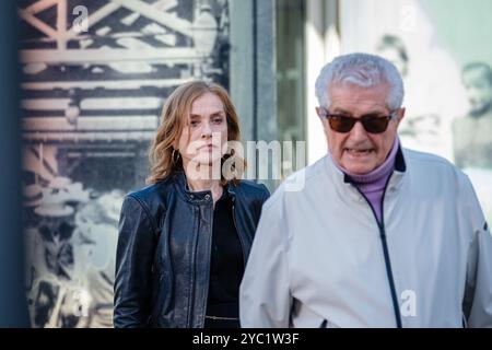 L'actrice Isabelle Huppert avec le réalisateur Claude Lelouch lors du tournage de la sortie de l'usine lumière à l'Institut lumière. Banque D'Images