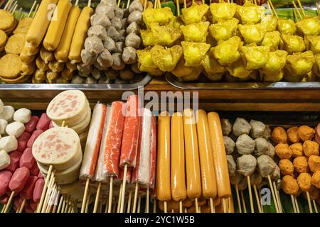 Viande asiatique traditionnelle satay cuisine de rue en plein air la nuit. Asie du Sud-est. Cuisine thaïlandaise Banque D'Images