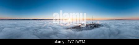Photo prise par drone du sommet d'Uetliberg s'élevant au-dessus d'une magnifique mer de nuages au lever du soleil, Zurich Banque D'Images