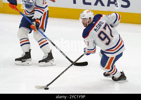 Dallas, États-Unis. 19 octobre 2024. Connor McDavid #97 des Oilers d'Edmonton contrôle la rondelle lors du match de la LNH entre les Stars de Dallas et les Oilers d'Edmonton au American Airlines Center. Score final Dallas Stars 4-1 Edmonton Oilers. Le 19 octobre 2024 à Dallas, Texas. (Photo de Javier Vicencio/Eyepix Group) crédit : Eyepix Group/Alamy Live News Banque D'Images