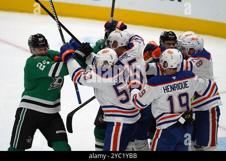 Roope Hintz #24 des Stars de Dallas est malmené par les joueurs d’Edmonton lors du match de la LNH entre les Stars de Dallas et les Oilers d’Edmonton au American Airlines Center. Score final Dallas Stars 4-1 Edmonton Oilers. Le 19 octobre 2024 à Dallas, Texas. (Photo de Javier Vicencio / Eyepix Group) Banque D'Images