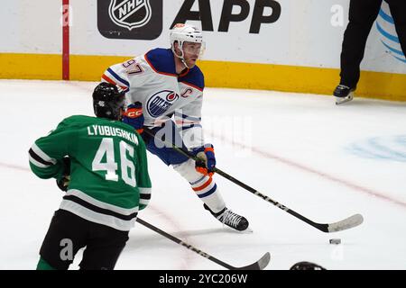 Connor McDavid #97 des Oilers d'Edmonton patinant sur la glace avec la rondelle lors du match de la LNH entre les Stars de Dallas et les Oilers d'Edmonton au American Airlines Center. Score final Dallas Stars 4-1 Edmonton Oilers. Le 19 octobre 2024 à Dallas, Texas. (Photo de Javier Vicencio / Eyepix Group / Sipa USA) Banque D'Images