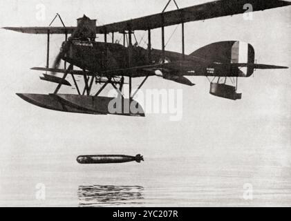 Un hydravion à flotteur court larguant une torpille pendant la première Guerre mondiale. Tiré de Wings of War, publié en 1942. Banque D'Images