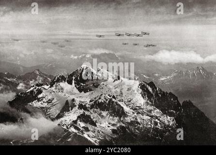 Bristol combattants au-dessus des Alpes italiennes, 1918 pendant la première Guerre mondiale. Tiré de Wings of War, publié en 1942. Banque D'Images