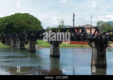 Vue du pont sur la rivière Kwai (ou Khwae), destination touristique à Kanchanaburi, Thaïlande, Asie. Voyage en Asie du Sud-est Banque D'Images