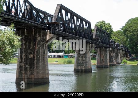 Vue du pont sur la rivière Kwai (ou Khwae), destination touristique à Kanchanaburi, Thaïlande, Asie. Voyage en Asie du Sud-est Banque D'Images