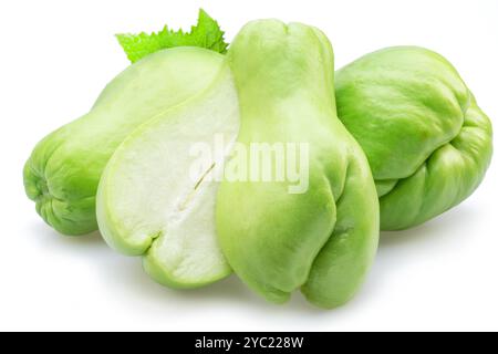 Fruits de chayote isolés sur fond blanc. Banque D'Images