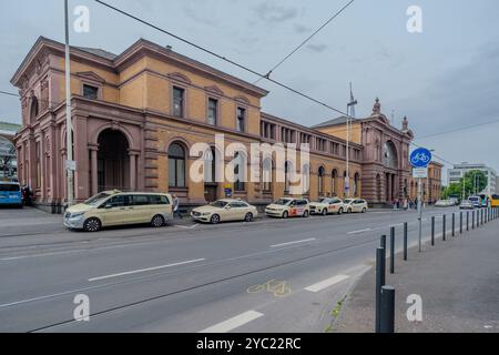 Bonn, Allemagne - 21 mai 2024 : vue panoramique de la gare centrale de Bonn Allemagne et taxis stationnés Banque D'Images