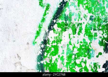 Vieux mur blanc avec la peinture verte écaillant et décollant de la surface, fond grunge et texture Banque D'Images