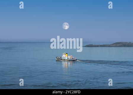 Ferry Cremyll sur l'estuaire Hamoaze Tamar entre Plymouth Royal William Yard Devon et Mount Edgcumbe en Cornouailles sous une pleine lune Banque D'Images