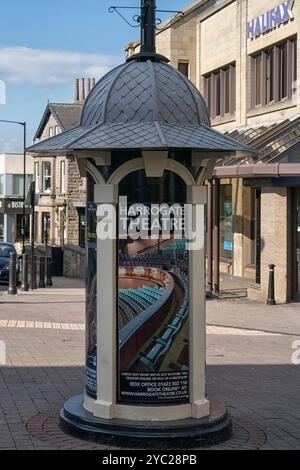 HARROGATE, NORTH YORKSHIRE, Royaume-Uni - 19 AVRIL 2013 : pilier publicitaire pour le théâtre Harrogate dans le quartier de Montpellier Banque D'Images