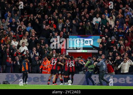 Ryan Christie de Bournemouth célèbre avoir marqué le premier but de son équipe avec ses coéquipiers lors du match de premier League au Vitality Stadium de Bournemouth. Date de la photo : samedi 19 octobre 2024. Banque D'Images