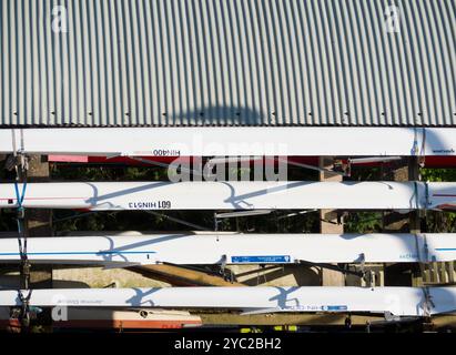 Des échassiers en crémaillère à l'extérieur du hangar à bateaux Radley près de la Tamise créent ces étranges géométries. Fondé en 1921, le hangar à bateaux sert Radley College et les amateurs d'aviron locaux depuis plus d'un siècle. Banque D'Images