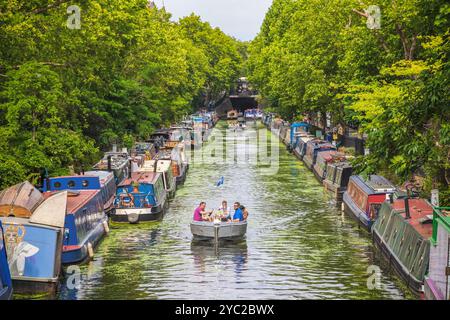 Londres, Royaume-Uni - 10 juillet 2024 - touristes naviguant le long du Regent's canal à Little Venice Banque D'Images