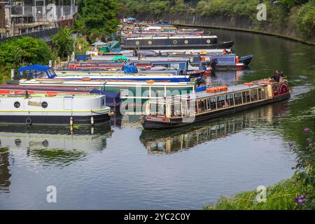 Londres, Royaume-Uni - 10 juillet 2024 - les touristes profitent d'une excursion en bateau-bus sur le canal Regent's canal Banque D'Images