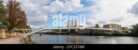 Thionville France 1er octobre 2024. Passerelle de lEurope passerelle piétonne et cyclable dédiée traversant la Moselle dans le centre de la ville. pont, Banque D'Images