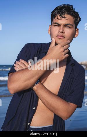 Portrait d'un beau jeune homme au bord de la mer Banque D'Images
