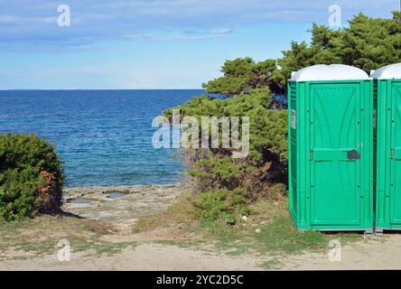 Cabines de toilettes mobiles en face de la mer, Sardaigne, Italie Banque D'Images