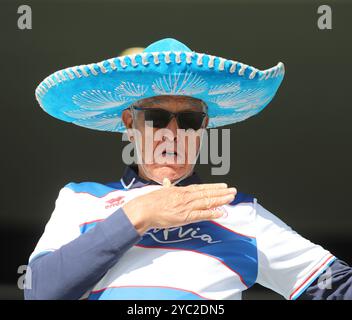 Fan de QPR avant le match du Sky Bet Championship entre Queens Park Rangers et Portsmouth au Loftus Road Stadium, Londres le samedi 19 octobre 2024. (Photo : Jade Cahalan | mi News) crédit : MI News & Sport /Alamy Live News Banque D'Images