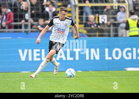 Ulm, Allemagne. 20 octobre 2024. Football : Bundesliga 2, SSV Ulm 1846 - Karlsruher SC, Journée 9, Donaustadion. Lennart Stoll d'Ulm en action. Crédit : Harry Langer/dpa - REMARQUE IMPORTANTE : conformément aux règlements de la DFL German Football League et de la DFB German Football Association, il est interdit d'utiliser ou de faire utiliser des photographies prises dans le stade et/ou du match sous forme d'images séquentielles et/ou de séries de photos de type vidéo./dpa/Alamy Live News Banque D'Images