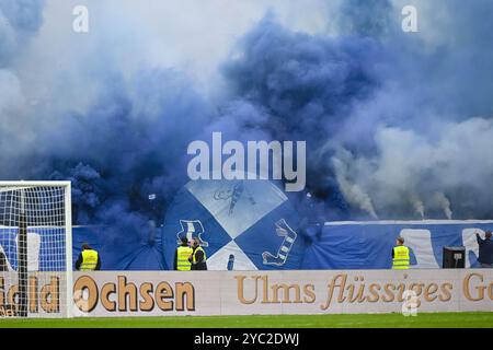 Ulm, Allemagne. 20 octobre 2024. Football : Bundesliga 2, SSV Ulm 1846 - Karlsruher SC, Journée 9, Donaustadion. Les fans du KSC déclenchent des bombes fumigènes. Crédit : Harry Langer/dpa - REMARQUE IMPORTANTE : conformément aux règlements de la DFL German Football League et de la DFB German Football Association, il est interdit d'utiliser ou de faire utiliser des photographies prises dans le stade et/ou du match sous forme d'images séquentielles et/ou de séries de photos de type vidéo./dpa/Alamy Live News Banque D'Images