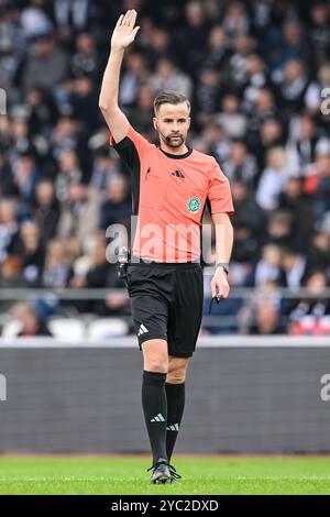 Ulm, Allemagne. 20 octobre 2024. Football : Bundesliga 2, SSV Ulm 1846 - Karlsruher SC, Journée 9, Donaustadion. L'arbitre Michael Bacher gestes. Crédit : Harry Langer/dpa - REMARQUE IMPORTANTE : conformément aux règlements de la DFL German Football League et de la DFB German Football Association, il est interdit d'utiliser ou de faire utiliser des photographies prises dans le stade et/ou du match sous forme d'images séquentielles et/ou de séries de photos de type vidéo./dpa/Alamy Live News Banque D'Images