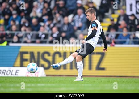 Ulm, Allemagne. 20 octobre 2024. Football : Bundesliga 2, SSV Ulm 1846 - Karlsruher SC, Journée 9, Donaustadion. Thomas Geyer d'Ulm en action. Crédit : Harry Langer/dpa - REMARQUE IMPORTANTE : conformément aux règlements de la DFL German Football League et de la DFB German Football Association, il est interdit d'utiliser ou de faire utiliser des photographies prises dans le stade et/ou du match sous forme d'images séquentielles et/ou de séries de photos de type vidéo./dpa/Alamy Live News Banque D'Images