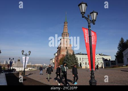 Kazan, Russia.20th octobre 2024. Des banderoles du sommet BRICS peuvent être vues dans les rues de Kazan, Russie, le 20 octobre 2024. Le 16ème sommet BRICS se tiendra à Kazan, en Russie, du 22 au 24 octobre 2024. Crédit : Sheng Jiapeng/China News Service/Alamy Live News Banque D'Images