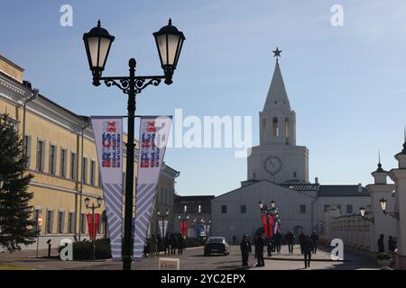 Kazan, Russia.20th octobre 2024. Des banderoles du sommet BRICS peuvent être vues dans les rues de Kazan, Russie, le 20 octobre 2024. Le 16ème sommet BRICS se tiendra à Kazan, en Russie, du 22 au 24 octobre 2024. Crédit : Sheng Jiapeng/China News Service/Alamy Live News Banque D'Images