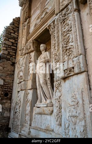 Selcuk, Izmir, Turquie - 4 juillet 2024 : Bibliothèque Celsus dans l'ancienne ville d'Éphèse avec sa vue magnifique dans les musées de nuit Banque D'Images