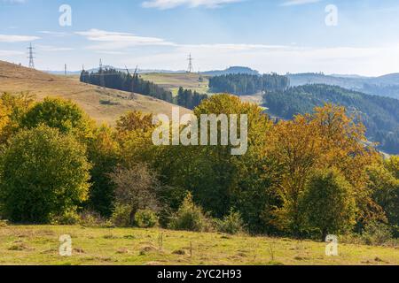 paysage de campagne montagneux de l'ukraine en automne. pittoresque highland par une journée ensoleillée. champs ruraux sur les collines boisées. beau paysage de carpates mou Banque D'Images