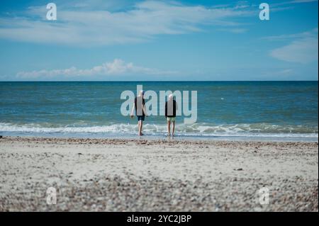 Frères jouant sur la plage de Slettestrand à Fjerritslev, Danemark Banque D'Images