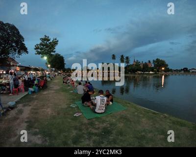 Thaïlandais mangeant la nuit à Sukhothai, Thaïlande, Asie près du marché traditionnel vendant de la nourriture de rue Banque D'Images