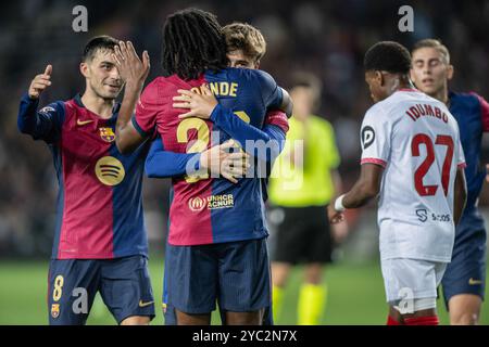 Pablo Torre (FC Barcelone), Joules Kounde (FC Barcelone) et Pedro Gonzalez 'Pedri' (FC Barcelone) sont vus lors d'un match la Liga EA Sports entre le FC Barcelone et le Sevilla FC à l'Estadi Olimpic Lluís Company. Score final : FC Barcelone 5:1 Sevilla FC (photo par Felipe Mondino / SOPA images/SIPA USA) Banque D'Images