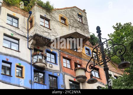 VIENNE, AUTRICHE - 22 MAI 2019 : il s'agit d'un fragment de la façade de la célèbre maison moderniste Hundertwasser. Banque D'Images