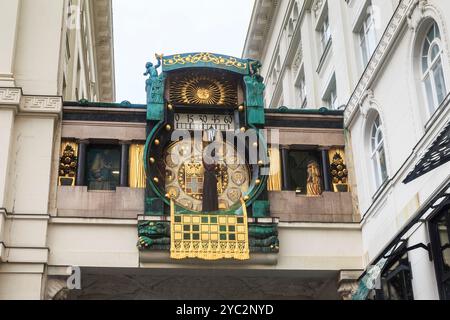 VIENNE, AUTRICHE - 22 MAI 2019 : il s'agit d'un pont entre les bâtiments avec l'horloge artistiquement célèbre d'Ankeruhr sur la place Hohen Markt. Banque D'Images