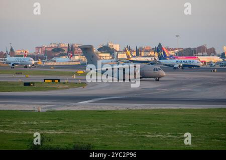 De gros avions de transport militaire circulent sur le tarmac de l'aéroport international humberto delgado de lisbonne Banque D'Images