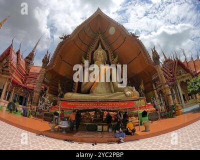 Temple Wat Tham Sua ou Tiger Cave près de Kanchanaburi, Thaïlande, Asie. Bâtiment religieux thaïlandais et sanctuaire bouddhiste avec statue de Bouddha doré Banque D'Images