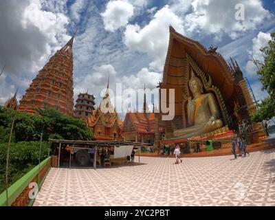 Temple Wat Tham Sua ou Tiger Cave près de Kanchanaburi, Thaïlande, Asie. Bâtiment religieux thaïlandais et sanctuaire bouddhiste avec statue de Bouddha doré Banque D'Images