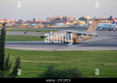 Des avions de transport militaires modernes circulent sur une piste d'aéroport Banque D'Images